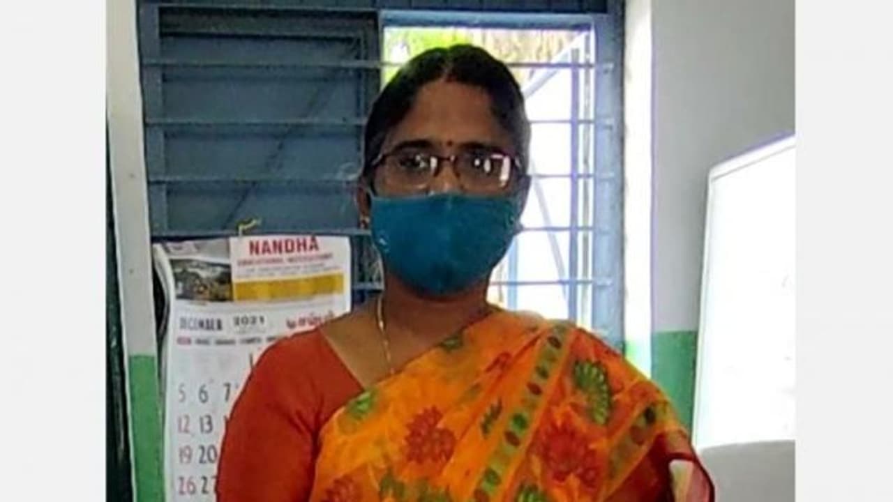 திருப்பூர் அருகே தலைமையாசிரியை மீது பாய்ந்தது வழக்கு.. மாணவிகள் கொடுத்த புகாரில் அதிர்ச்சி.. திருப்பூர் அருகே தலைமையாசிரியை மீது பாய்ந்தது வழக்கு.. மாணவிகள் கொடுத்த புகாரில் அதிர்ச்சி..