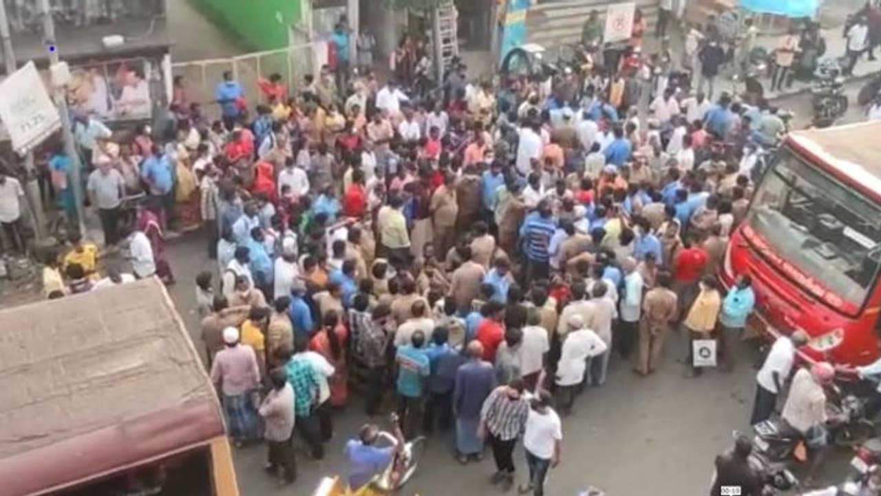 கல்லால் தாக்கிய மாணவர்கள்..? சாலை மறியல் ஈடுப்பட்ட நடத்துனர், ஓட்டுனர் சென்னையில் பரபரப்பு கல்லால் தாக்கிய மாணவர்கள்..? சாலை மறியல் ஈடுப்பட்ட நடத்துனர், ஓட்டுனர் சென்னையில் பரபரப்பு