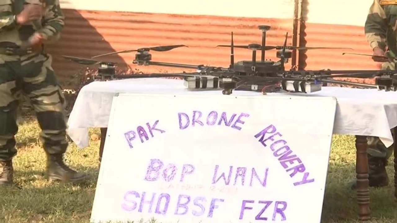 पंजाब में भारत पाकिस्तान सीमा के पास पकड़ा गया Made In China Drone, करने आया था ड्रग्स की सप्लाई पंजाब में भारत पाकिस्तान सीमा के पास पकड़ा गया Made In China Drone, करने आया था ड्रग्स की सप्लाई