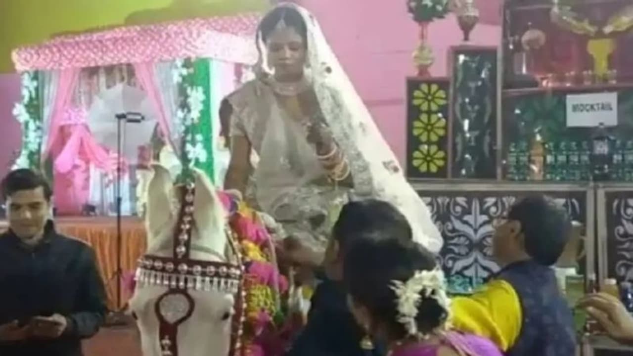 Viral Video : വരനല്ല, വധുവാണ് കുതിരപ്പുറത്ത്; വൈറലായി വീഡിയോ
