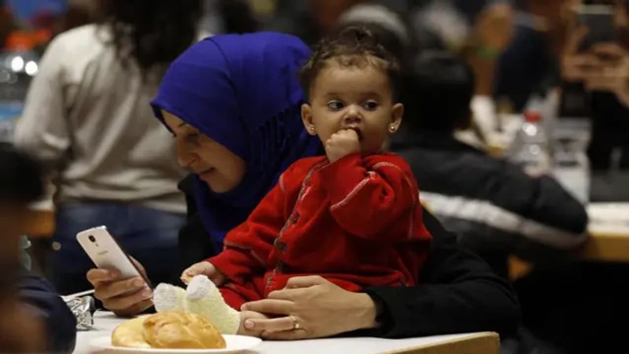 Research: बच्चों के डेवलेपमेंट पर बुरा असर डालती है मां की 1 खराब आदात, आज ही बनाएं इससे दूरी Research: बच्चों के डेवलेपमेंट पर बुरा असर डालती है मां की 1 खराब आदात, आज ही बनाएं इससे दूरी