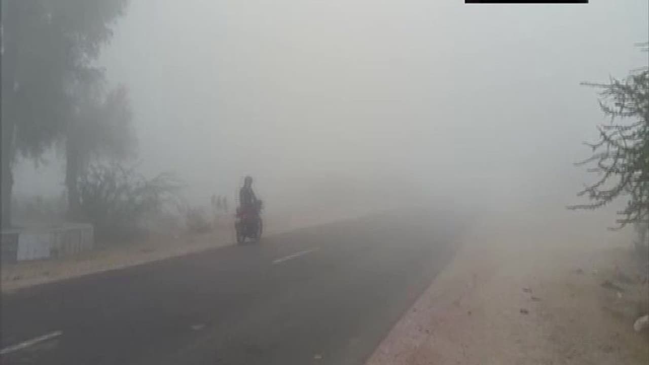 పడిపోతున్న ఉష్ణోగ్రతలు:ఏపీ,తెలంగాణల్లో పెరిగిన చలి