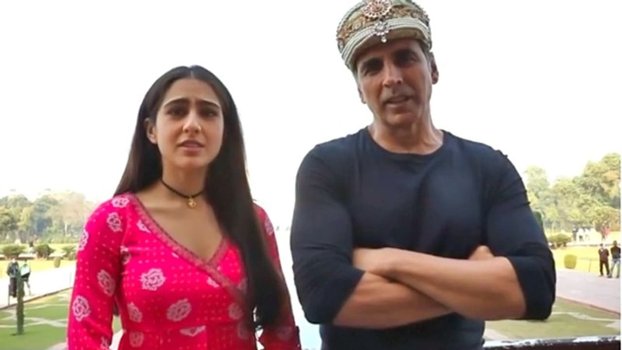 जब Akshay Kumar ने Sara Ali Khan को प्रसाद बताकर खिला दी ये चीज, एक्ट्रेस ने खुद सुनाया वाकया जब Akshay Kumar ने Sara Ali Khan को प्रसाद बताकर खिला दी ये चीज, एक्ट्रेस ने खुद सुनाया वाकया
