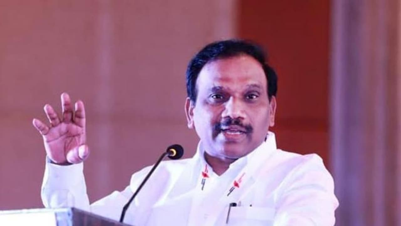 “ஆ.ராசா மன்னிப்பு கேட்டே ஆகணும்.. புதுச்சேரியில் உருவ படத்தை செருப்பால் அடித்த அதிமுகவினர் !” “ஆ.ராசா மன்னிப்பு கேட்டே ஆகணும்.. புதுச்சேரியில் உருவ படத்தை செருப்பால் அடித்த அதிமுகவினர் !”