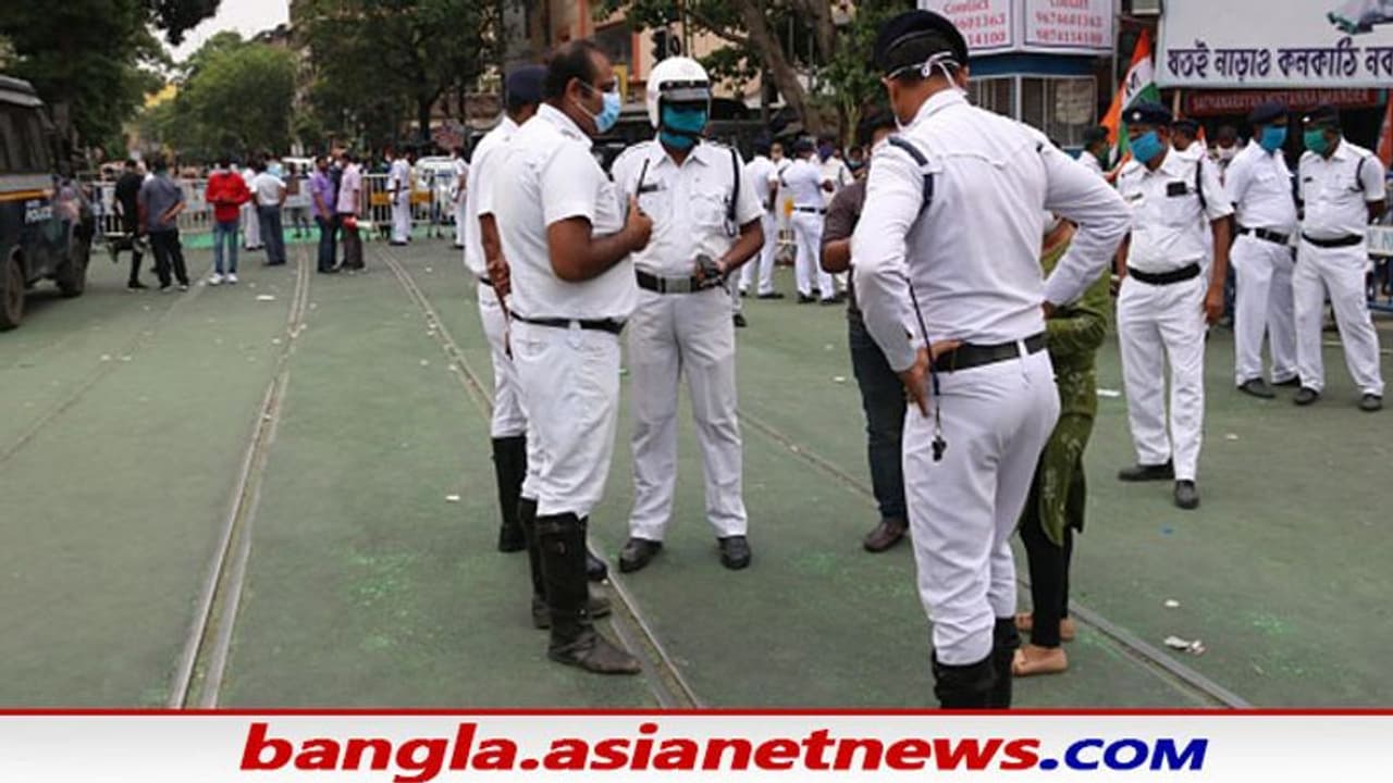 বড়সড় বিস্ফোরণ থেকে বেঁচে গেল কলকাতা, হরিদেবপুরের অটোয় বিপুল পরিমাণ বোমা ও অস্ত্র উদ্ধার বড়সড় বিস্ফোরণ থেকে বেঁচে গেল কলকাতা, হরিদেবপুরের অটোয় বিপুল পরিমাণ বোমা ও অস্ত্র উদ্ধার