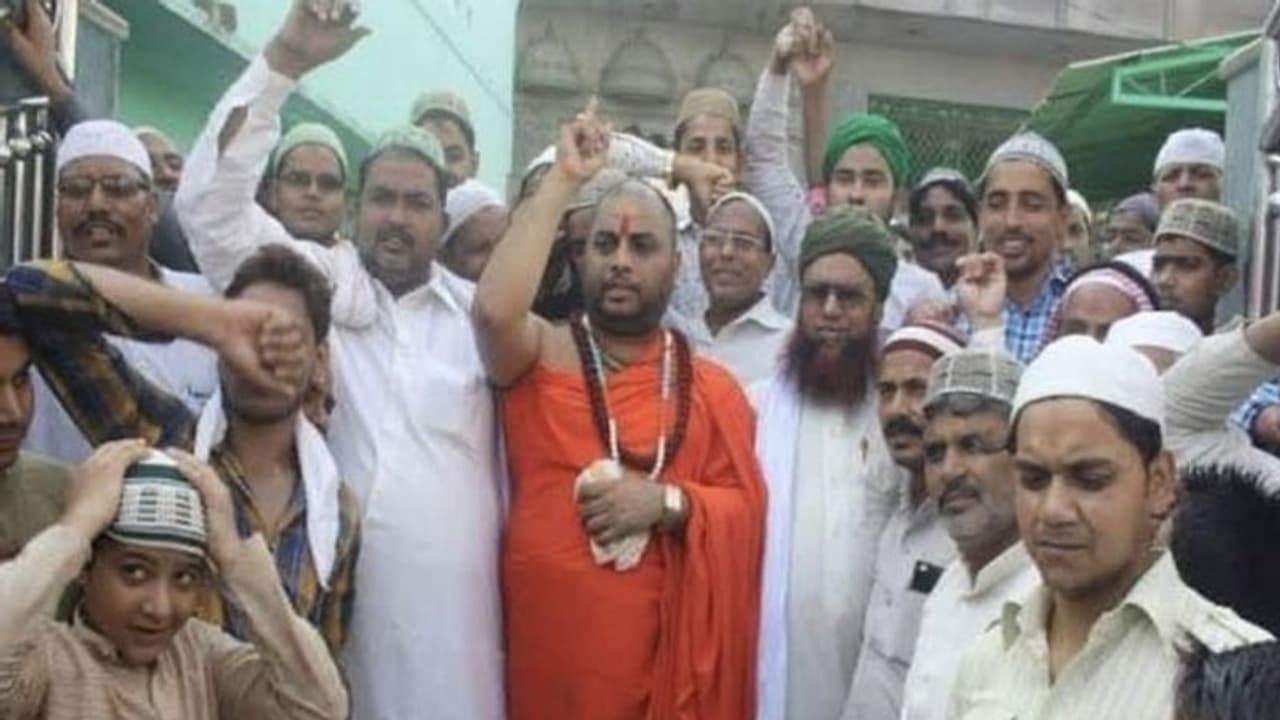 वसीम रिजवी के अलावा 34 मुस्लिम परिवारों ने भी हिंदू धर्म अपना लिया? तस्वीर दिखाकर बोला जा रहा बड़ा झूठ वसीम रिजवी के अलावा 34 मुस्लिम परिवारों ने भी हिंदू धर्म अपना लिया? तस्वीर दिखाकर बोला जा रहा बड़ा झूठ