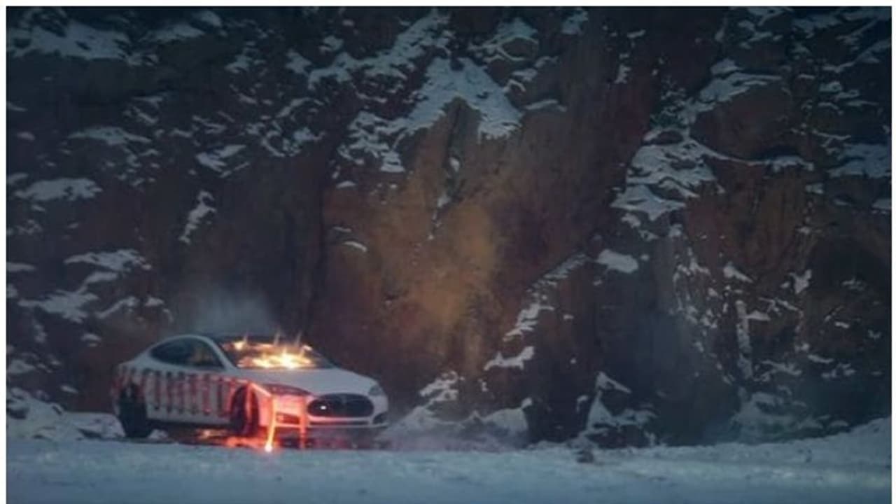 Tesla Dynamite : തകരാറോട് തകരാര്‍,കാറും കമ്പനി മുതലാളിയുടെ ഡമ്മിയും ഡൈനാമിറ്റ് വച്ച് ഉടമ തകര്‍ത്തു!