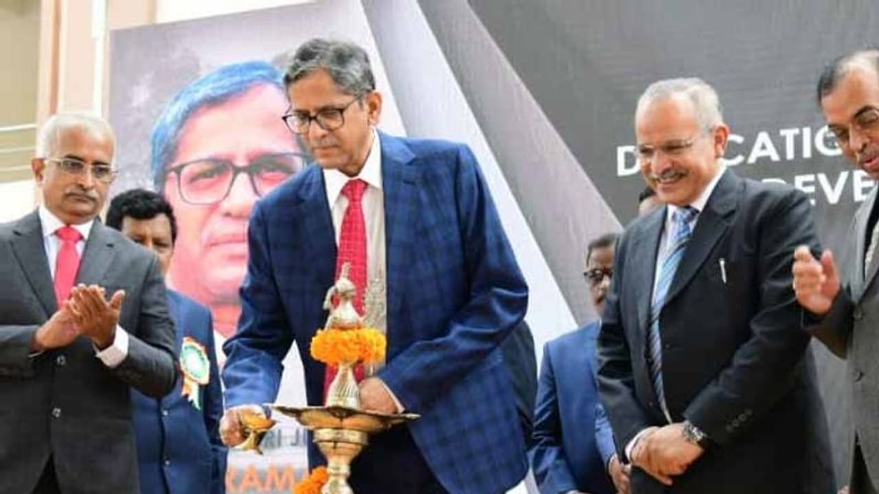 కోర్టుల్లో మౌళిక వసతులకు ప్రభుత్వాలు కృషి చేయాలి: వరంగల్లో సీజేఐ ఎన్వీ రమణ కోర్టుల్లో మౌళిక వసతులకు ప్రభుత్వాలు కృషి చేయాలి: వరంగల్లో సీజేఐ ఎన్వీ రమణ