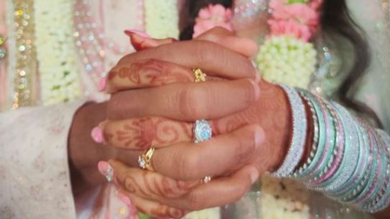 సినీ ఫక్కిలో దోపిడీ.. భార్యగా మెట్టినింటికీ.. అంతలోనే నగదు సర్దుకుని పరార్ సినీ ఫక్కిలో దోపిడీ.. భార్యగా మెట్టినింటికీ.. అంతలోనే నగదు సర్దుకుని పరార్