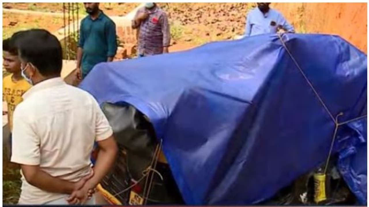 Auto Rickshaw Accident : മലപ്പുറത്ത് ഓട്ടോറിക്ഷ മറിഞ്ഞ് അപകടം, മൂന്ന് പേർ മരിച്ചു Auto Rickshaw Accident : മലപ്പുറത്ത് ഓട്ടോറിക്ഷ മറിഞ്ഞ് അപകടം, മൂന്ന് പേർ മരിച്ചു