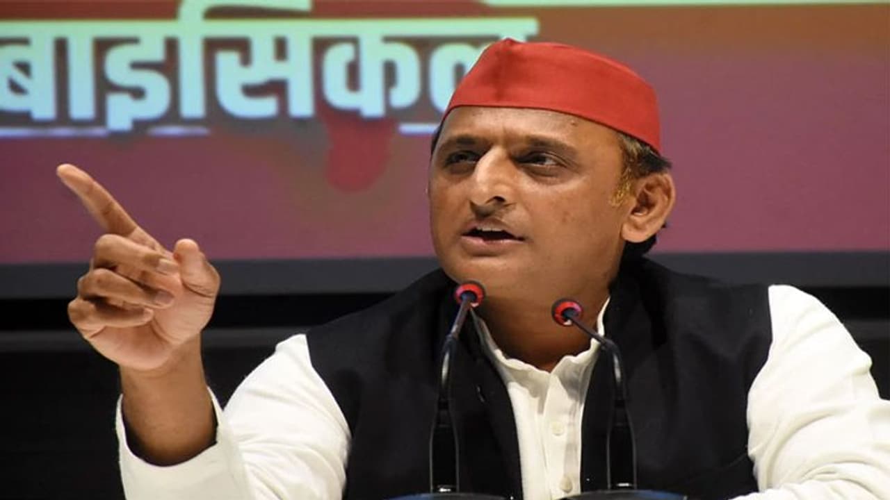 अखिलेश का योगी सरकार पर हमला हमारे फोन टेप कराए जा रहे हैं, मुख्यमंत्री खुद सुनते हैं रिकॉर्डिंग अखिलेश का योगी सरकार पर हमला हमारे फोन टेप कराए जा रहे हैं, मुख्यमंत्री खुद सुनते हैं रिकॉर्डिंग