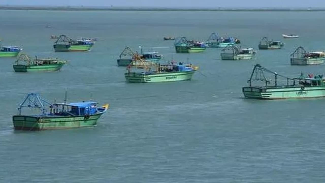 #Breaking:மேலும் 12 தமிழக மீனவர்கள் கைது.. ராமேஸ்வரத்தில் பரபரப்பு #Breaking:மேலும் 12 தமிழக மீனவர்கள் கைது.. ராமேஸ்வரத்தில் பரபரப்பு