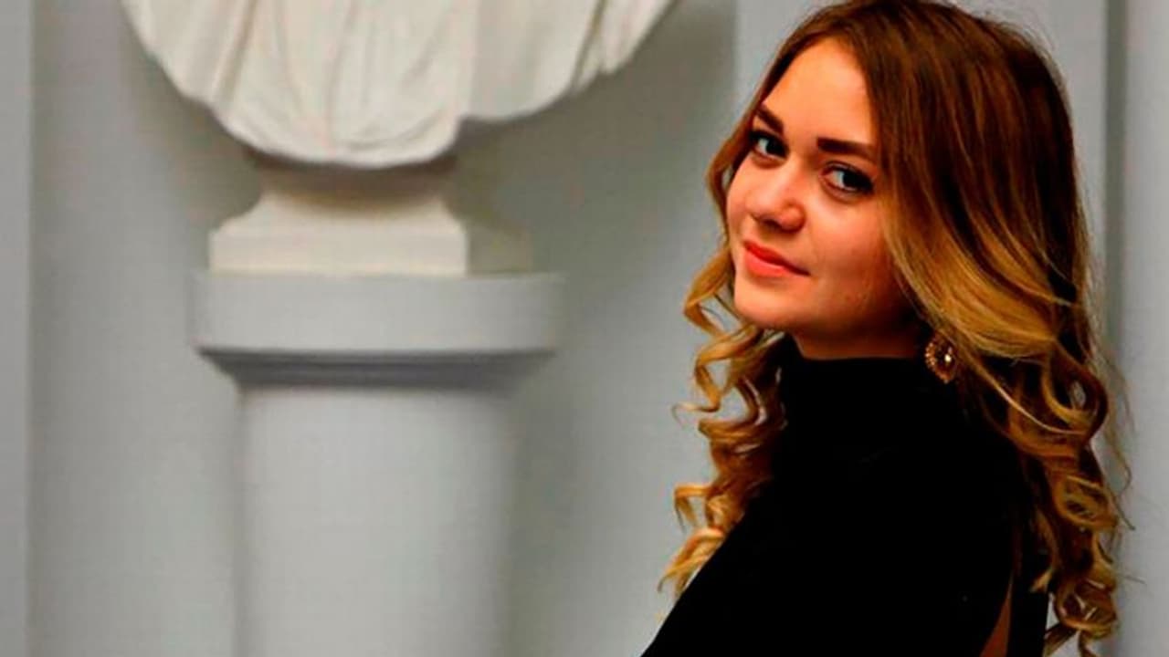 टीचर का कपड़े बदलते हुए वीडियो हुआ वायरल, फिर ऐसा बवाल मचा कि महिला को खोनी पड़ गई अपनी नौकरी