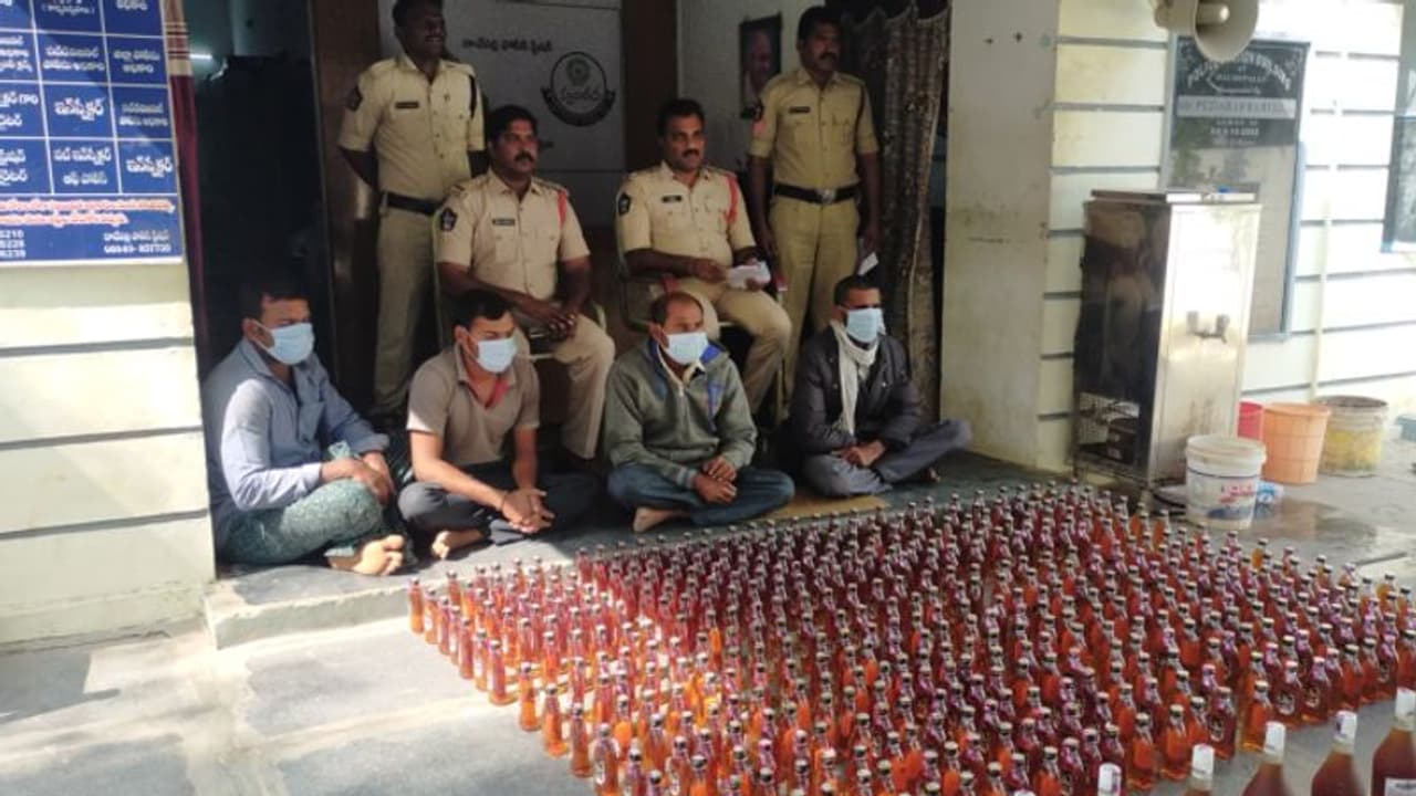 పాల వ్యాన్‌లో మద్యం తరలింపు.. చాకచక్యంగా పట్టుకున్న ఏపీ పోలీసులు