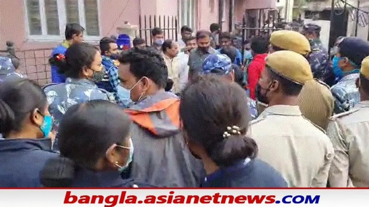 KMC Polls: শুভেন্দুর সঙ্গে এক বৈঠকে অংশ নেওয়া বিধায়কদের গৃহবন্দি করল পুলিশ, উত্তপ্ত জিসি ব্লক KMC Polls: শুভেন্দুর সঙ্গে এক বৈঠকে অংশ নেওয়া বিধায়কদের গৃহবন্দি করল পুলিশ, উত্তপ্ত জিসি ব্লক