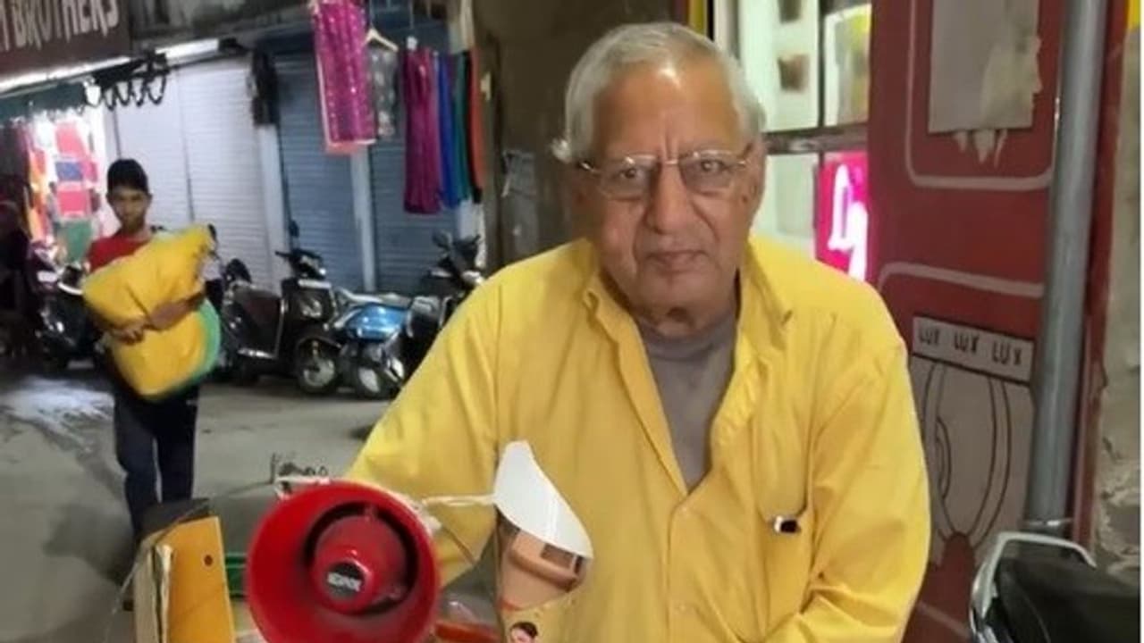 ಸೈಕಲ್ನಲ್ಲಿ ಪೋಹಾ ಮಾರಿ ವಯೋವೃದ್ಧನ ಸ್ವಾಭಿಮಾನಿ ಜೀವನ.... ನೆಟ್ಟಿಗರಿಂದ ಸೆಲ್ಯೂಟ್ ಸೈಕಲ್ನಲ್ಲಿ ಪೋಹಾ ಮಾರಿ ವಯೋವೃದ್ಧನ ಸ್ವಾಭಿಮಾನಿ ಜೀವನ.... ನೆಟ್ಟಿಗರಿಂದ ಸೆಲ್ಯೂಟ್