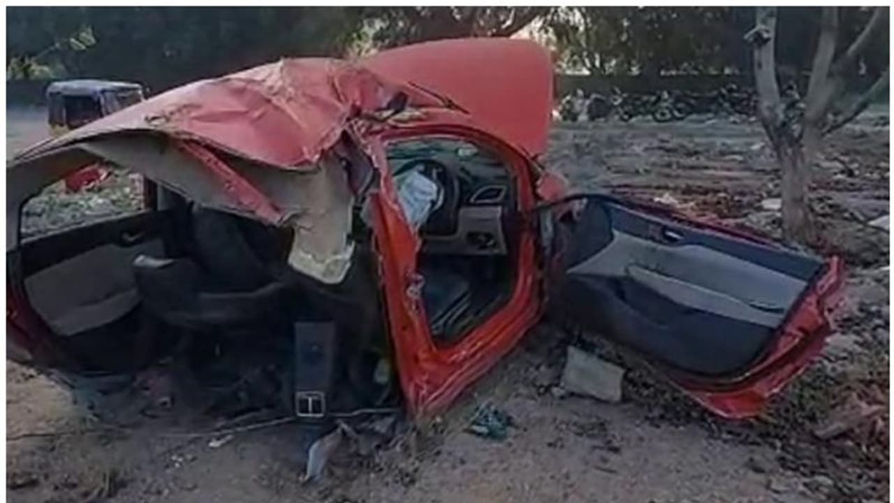 Hyderabad Car accident : അമിതവേഗതയിലെത്തി മരത്തിലിടിച്ചു, കാര് രണ്ട് കഷ്ണമായി; മൂന്ന് പേര്ക്ക് ദാരുണാന്ത്യം Hyderabad Car accident : അമിതവേഗതയിലെത്തി മരത്തിലിടിച്ചു, കാര് രണ്ട് കഷ്ണമായി; മൂന്ന് പേര്ക്ക് ദാരുണാന്ത്യം