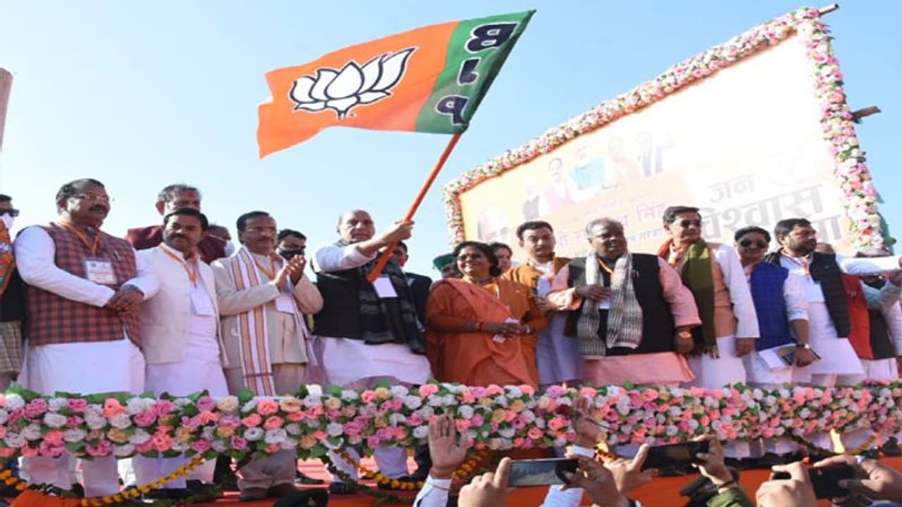 Jhansi: जनविश्वास यात्रा को हरी झंडी दिखाकर बोले राजनाथ सिंह 'दिल जीतकर जीतेंगे चुनाव, गुमराह करके नहीं' Jhansi: जनविश्वास यात्रा को हरी झंडी दिखाकर बोले राजनाथ सिंह 'दिल जीतकर जीतेंगे चुनाव, गुमराह करके नहीं'