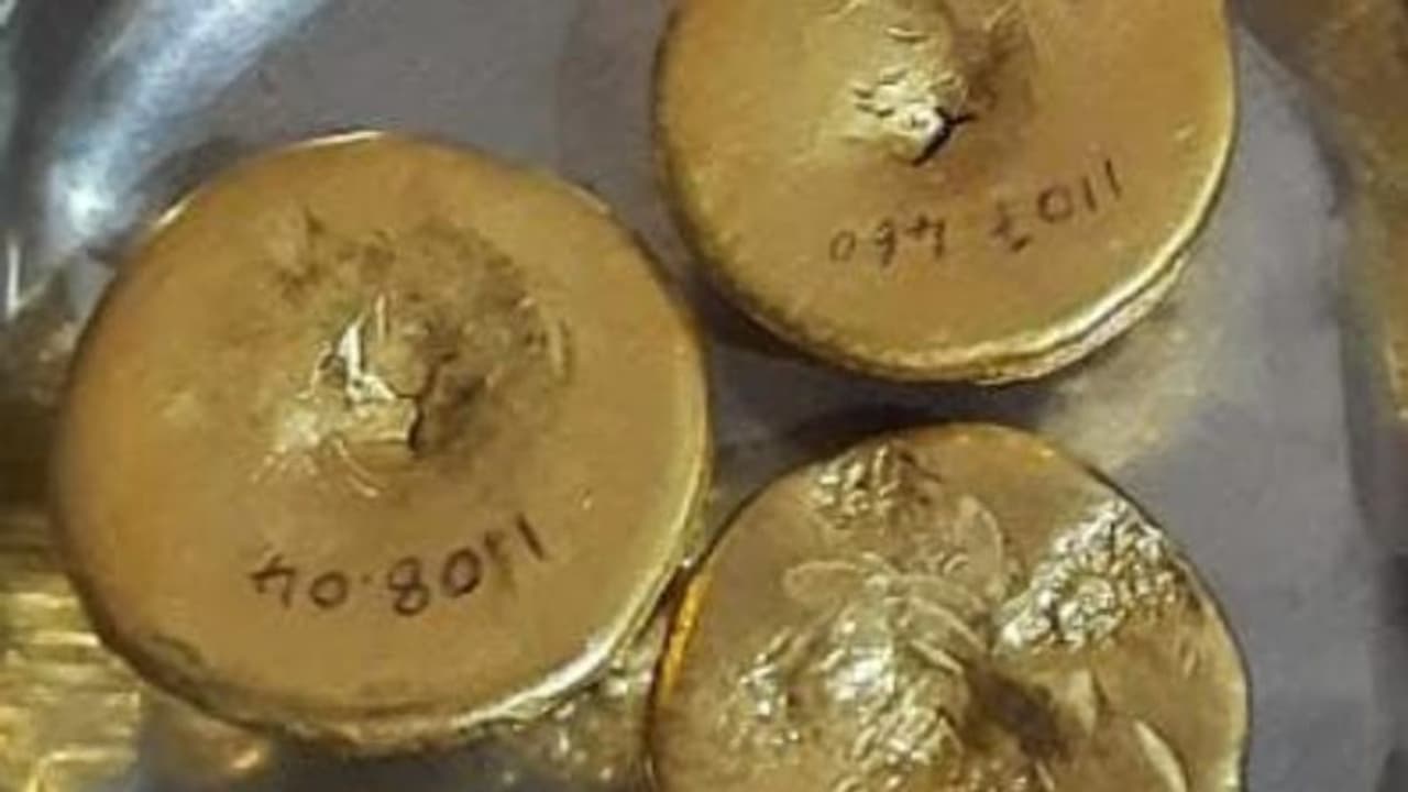 Gold seized : വിമാനത്തിൽ ഒളിപ്പിച്ച ഒന്നര കോടിയുടെ സ്വർണം പുറത്ത് കടത്തുന്നതിനിടെ സുരക്ഷാ ജീവനക്കാരൻ അറസ്റ്റിൽ Gold seized : വിമാനത്തിൽ ഒളിപ്പിച്ച ഒന്നര കോടിയുടെ സ്വർണം പുറത്ത് കടത്തുന്നതിനിടെ സുരക്ഷാ ജീവനക്കാരൻ അറസ്റ്റിൽ