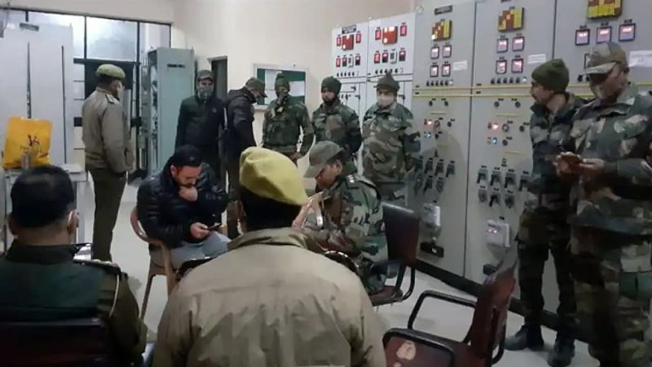 Jammu Power Crisis: कड़कड़ाती ठंड में बिजली कर्मचारियों की हड़ताल से ब्लैकआउट, सेना तैनात Jammu Power Crisis: कड़कड़ाती ठंड में बिजली कर्मचारियों की हड़ताल से ब्लैकआउट, सेना तैनात