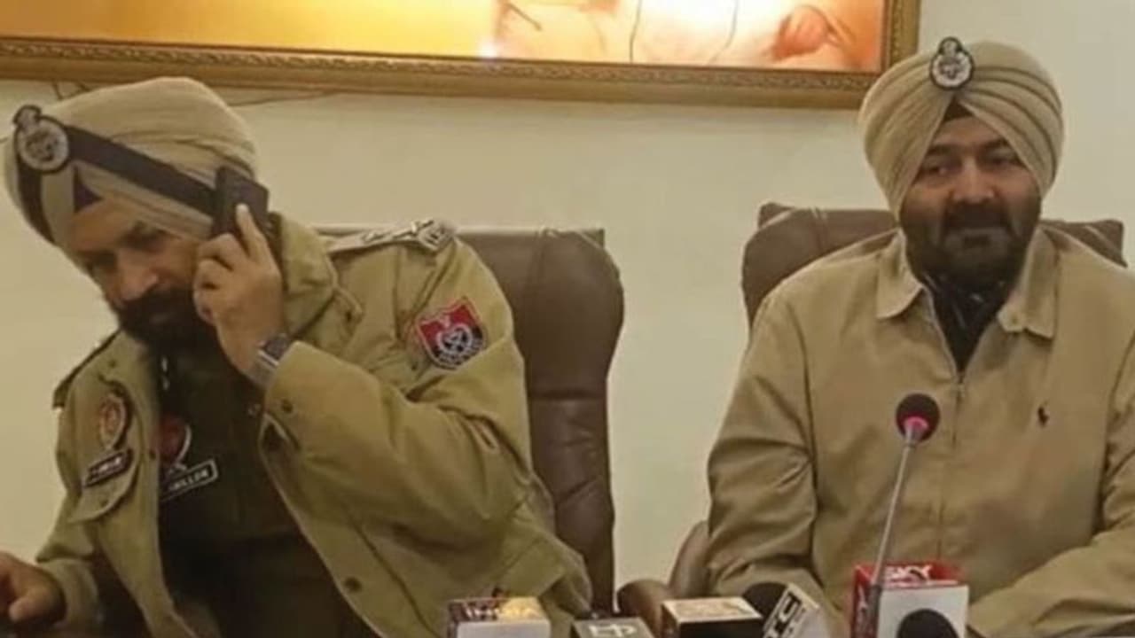 ये क्या? कपूरथला केस में बड़े अफसर बोले हत्या हुई, केस दर्ज किया, PC में फोन आए तो ढीले पड़ गए तेवर ये क्या? कपूरथला केस में बड़े अफसर बोले हत्या हुई, केस दर्ज किया, PC में फोन आए तो ढीले पड़ गए तेवर