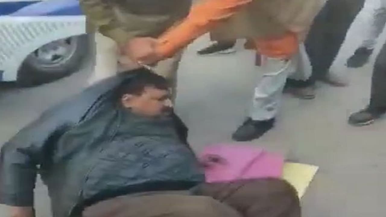 सतना में फर्जी एसडीएम को भीड़ ने जमकर पीटा, रात में करोड़ों की जमीन कब्जाने भूमाफिया के साथ मकान गिरवा रहा था सतना में फर्जी एसडीएम को भीड़ ने जमकर पीटा, रात में करोड़ों की जमीन कब्जाने भूमाफिया के साथ मकान गिरवा रहा था