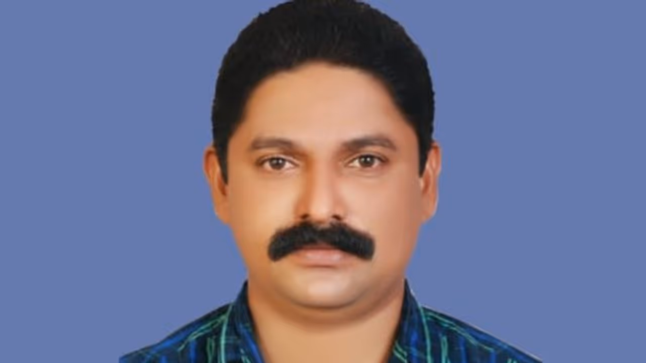 Bus Accident : തകരാറിലായ ടൂറിസ്റ്റ് ബസ് സ്റ്റാർട്ടാക്കുന്നതിനിടെ ടയർ കയറിയിറങ്ങി ക്ലീനർ മരിച്ചു Bus Accident : തകരാറിലായ ടൂറിസ്റ്റ് ബസ് സ്റ്റാർട്ടാക്കുന്നതിനിടെ ടയർ കയറിയിറങ്ങി ക്ലീനർ മരിച്ചു