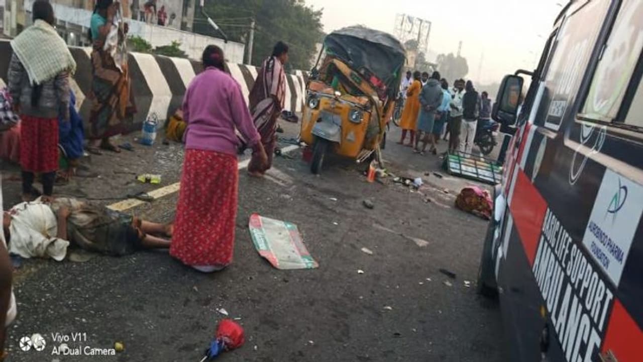 Guntur Accident: మహిళా కూలీల ఆటోను ఢీకొన్న కారు... ఇద్దరు మృతి, 13మందికి తీవ్ర గాయాలు (Video) Guntur Accident: మహిళా కూలీల ఆటోను ఢీకొన్న కారు... ఇద్దరు మృతి, 13మందికి తీవ్ర గాయాలు (Video)