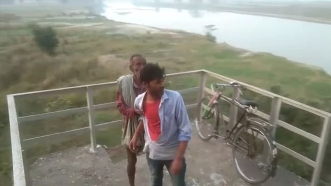 देखिए नशेड़ी का कारनामा: बिना स्टेशन के बीच में ही रुकवा दी ट्रेन..लोको पायलट को नीचे तक उतरकर आना पड़ा.. देखिए नशेड़ी का कारनामा: बिना स्टेशन के बीच में ही रुकवा दी ट्रेन..लोको पायलट को नीचे तक उतरकर आना पड़ा..