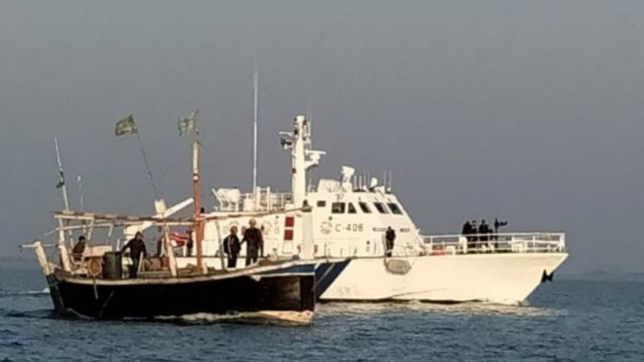 గుజరాత్ పోర్టులో మరోసారి భారీ డ్రగ్స్ పట్టివేత.. 1,300 కోట్ల విలువైన హెరాయిన్ గుజరాత్ పోర్టులో మరోసారి భారీ డ్రగ్స్ పట్టివేత.. 1,300 కోట్ల విలువైన హెరాయిన్