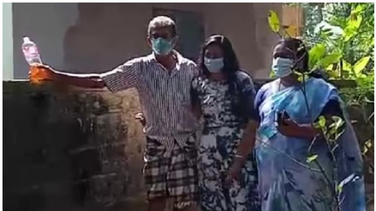 K Rail : കെ റെയിൽ സ്ഥലമേറ്റെടുപ്പിന് കല്ലിടുന്നതിനിടെ ദേഹത്ത് പെട്രോളൊഴിച്ച് പ്രതിഷേധം K Rail : കെ റെയിൽ സ്ഥലമേറ്റെടുപ്പിന് കല്ലിടുന്നതിനിടെ ദേഹത്ത് പെട്രോളൊഴിച്ച് പ്രതിഷേധം