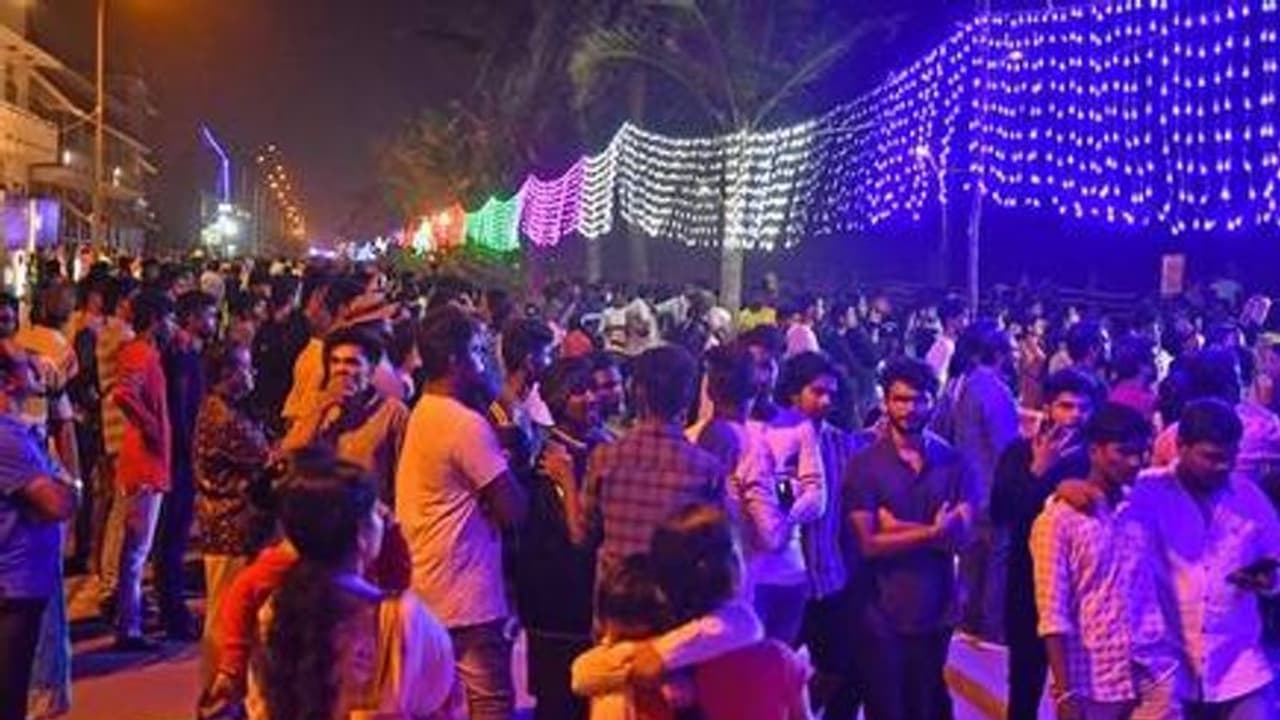 New Year Celebration: தமிழ்நாட்டில் தடை..! புத்தாண்டு கொண்டாட்டங்கள் கூடாது.. காவல்துறை அதிரடி கட்டுப்பாடுகள் New Year Celebration: தமிழ்நாட்டில் தடை..! புத்தாண்டு கொண்டாட்டங்கள் கூடாது.. காவல்துறை அதிரடி கட்டுப்பாடுகள்