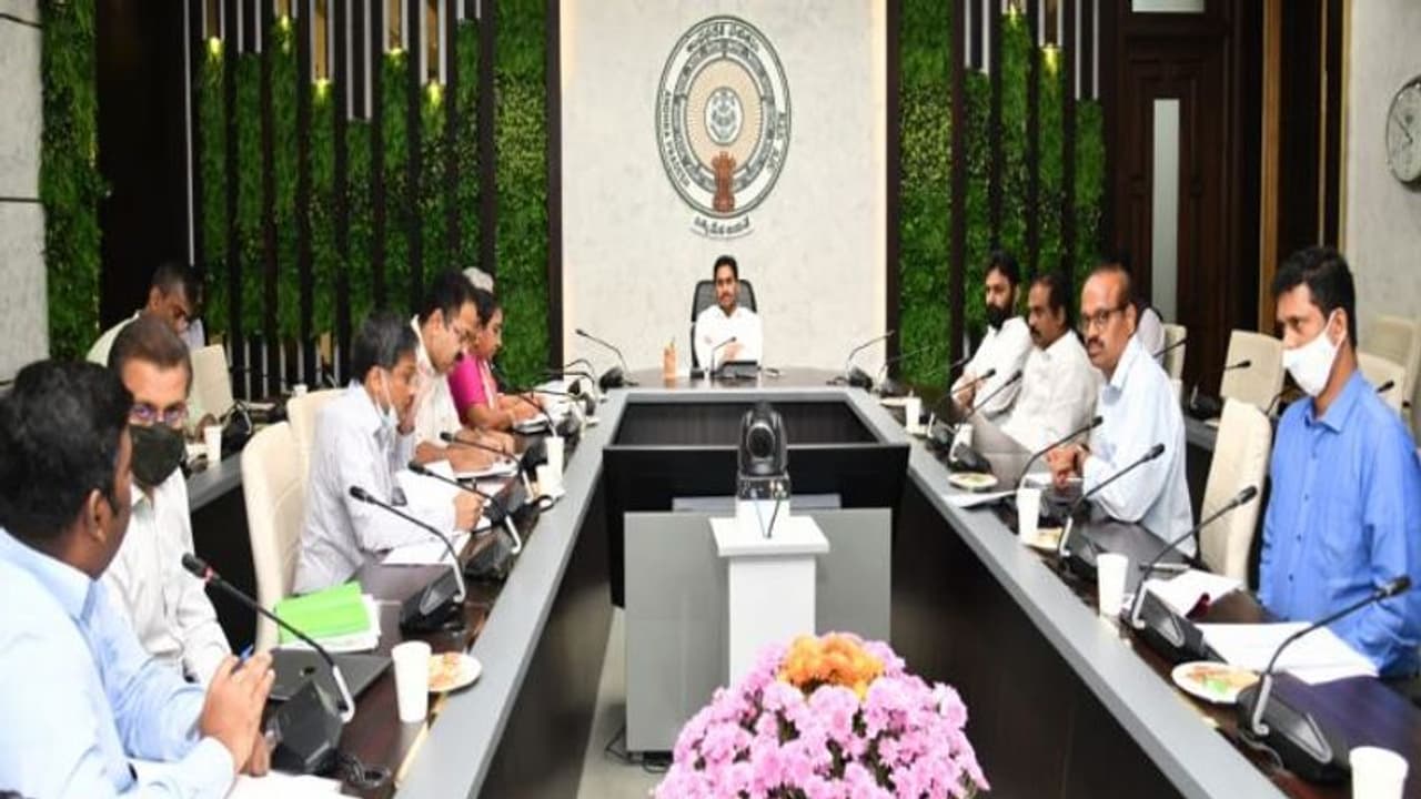 AP Paddy Procurement: కేసీఆర్ బాటలోనే జగన్... ధాన్యం కొనుగోళ్లపై సమీక్షలో కీలక ఆదేశాలు AP Paddy Procurement: కేసీఆర్ బాటలోనే జగన్... ధాన్యం కొనుగోళ్లపై సమీక్షలో కీలక ఆదేశాలు