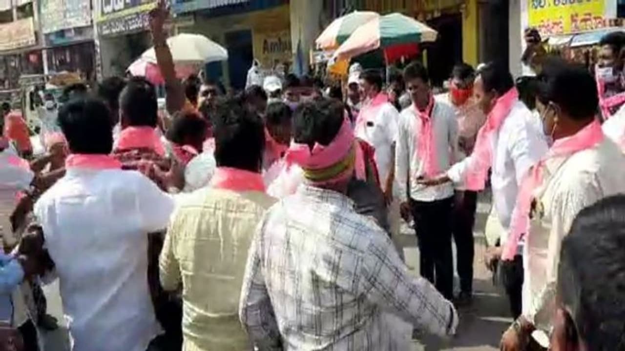 TRS Protest: ఈటల ఇలాకాలో టీఆర్ఎస్, బిజెపి శ్రేణుల బాహాబాహీ... జమ్మికుంటలో ఉద్రిక్తత (Video) TRS Protest: ఈటల ఇలాకాలో టీఆర్ఎస్, బిజెపి శ్రేణుల బాహాబాహీ... జమ్మికుంటలో ఉద్రిక్తత (Video)
