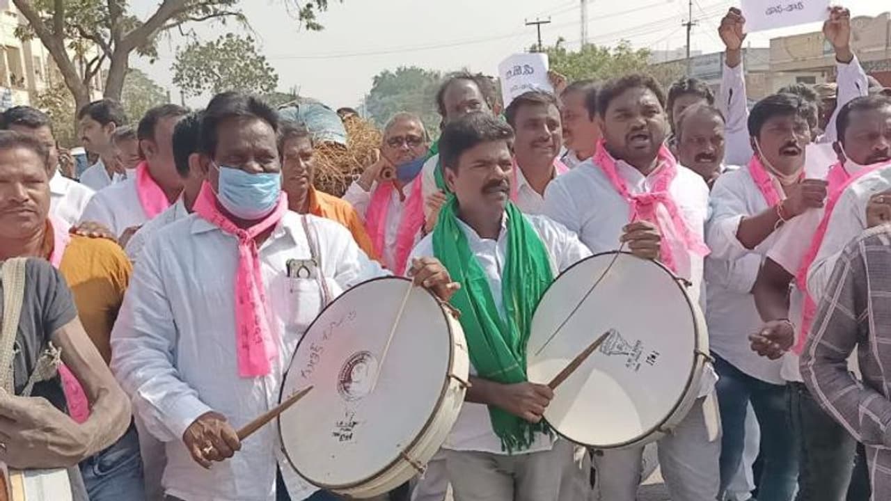 TRS Protest: చావుడప్పు కొట్టి, పాడెమోసిన టీఆర్ఎస్ ఎమ్మెల్యే రసమయి (Video) TRS Protest: చావుడప్పు కొట్టి, పాడెమోసిన టీఆర్ఎస్ ఎమ్మెల్యే రసమయి (Video)