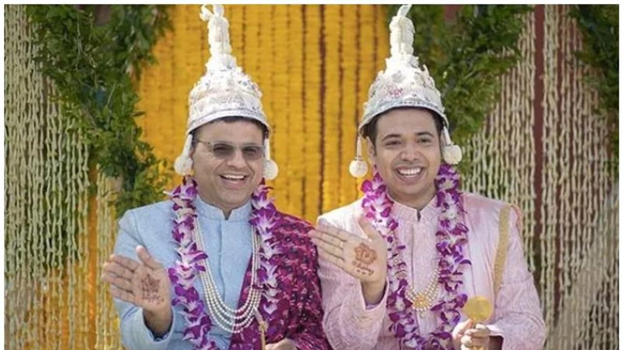 Same sex marriage : കുടുംബങ്ങളും സുഹൃത്തുക്കളും പങ്കെടുത്തു; ആഘോഷമായി സ്വവര്ഗാനുരാഗികളുടെ വിവാഹം Same sex marriage : കുടുംബങ്ങളും സുഹൃത്തുക്കളും പങ്കെടുത്തു; ആഘോഷമായി സ്വവര്ഗാനുരാഗികളുടെ വിവാഹം