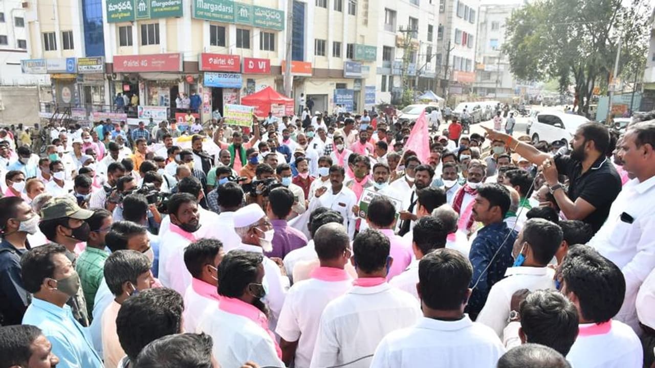 వరిపై కేంద్రంపై పోరు: ఈ నెల 11న ఛలో ఢిల్లీకి టీఆర్ఎస్ పిలుపు, తెలంగాణ భవన్ లో నిరసన