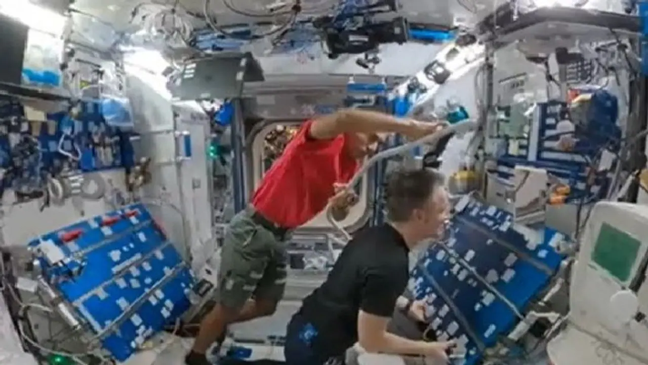 ಬಾಹ್ಯಾಕಾಶದಲ್ಲಿ ಗಗನಯಾತ್ರಿಗಳು ಹೇರ್ ಕಟ್ ಹೇಗೆ ಮಾಡ್ತಾರೆ ಗೊತ್ತಾ... ಈ ವಿಡಿಯೋ ನೋಡಿ ಬಾಹ್ಯಾಕಾಶದಲ್ಲಿ ಗಗನಯಾತ್ರಿಗಳು ಹೇರ್ ಕಟ್ ಹೇಗೆ ಮಾಡ್ತಾರೆ ಗೊತ್ತಾ... ಈ ವಿಡಿಯೋ ನೋಡಿ