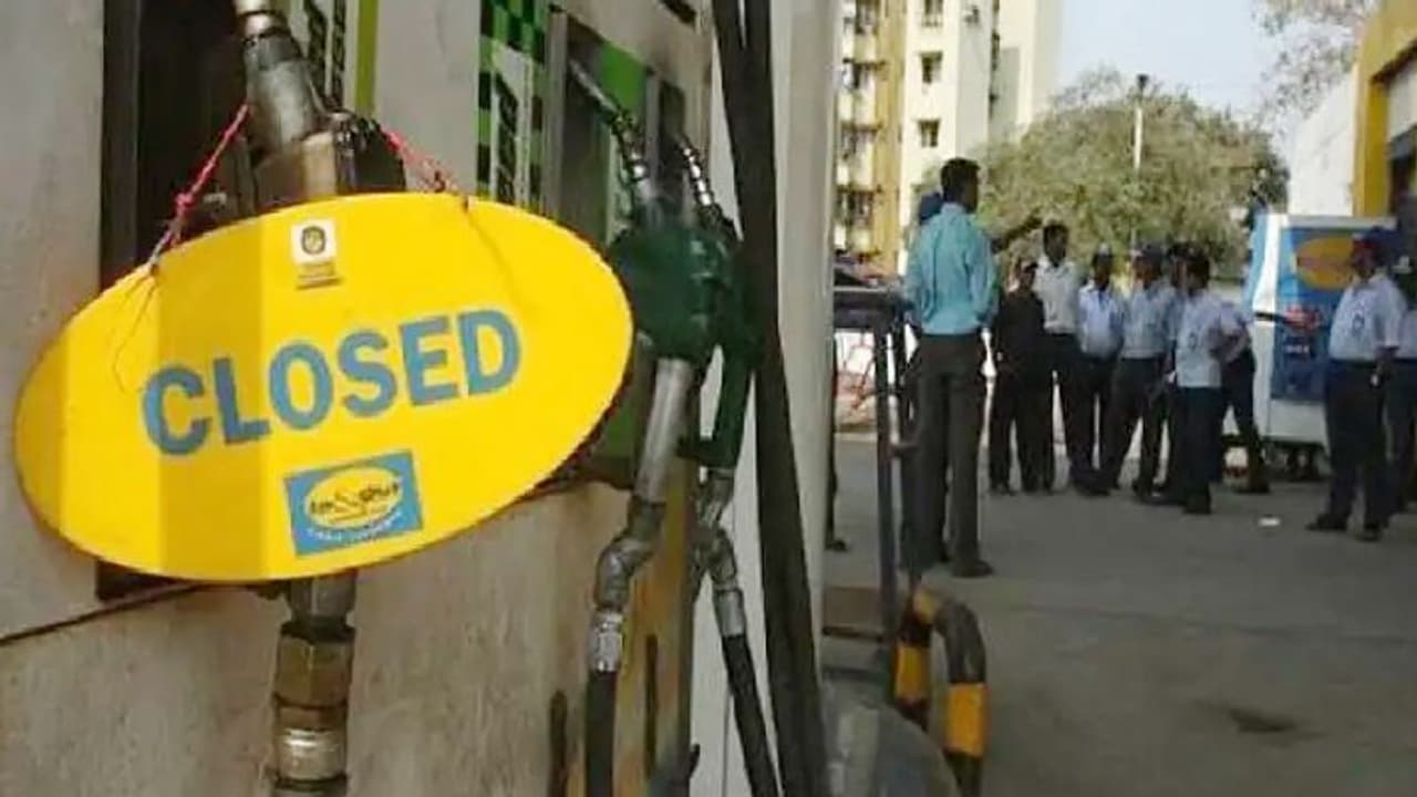 हर आदमी के लिए काम की खबर: कल इस राज्य में बंद रहेंगे सभी पेट्रोल पंप, इसलिए आज ही भरवा लें तेल..ये है वजह हर आदमी के लिए काम की खबर: कल इस राज्य में बंद रहेंगे सभी पेट्रोल पंप, इसलिए आज ही भरवा लें तेल..ये है वजह