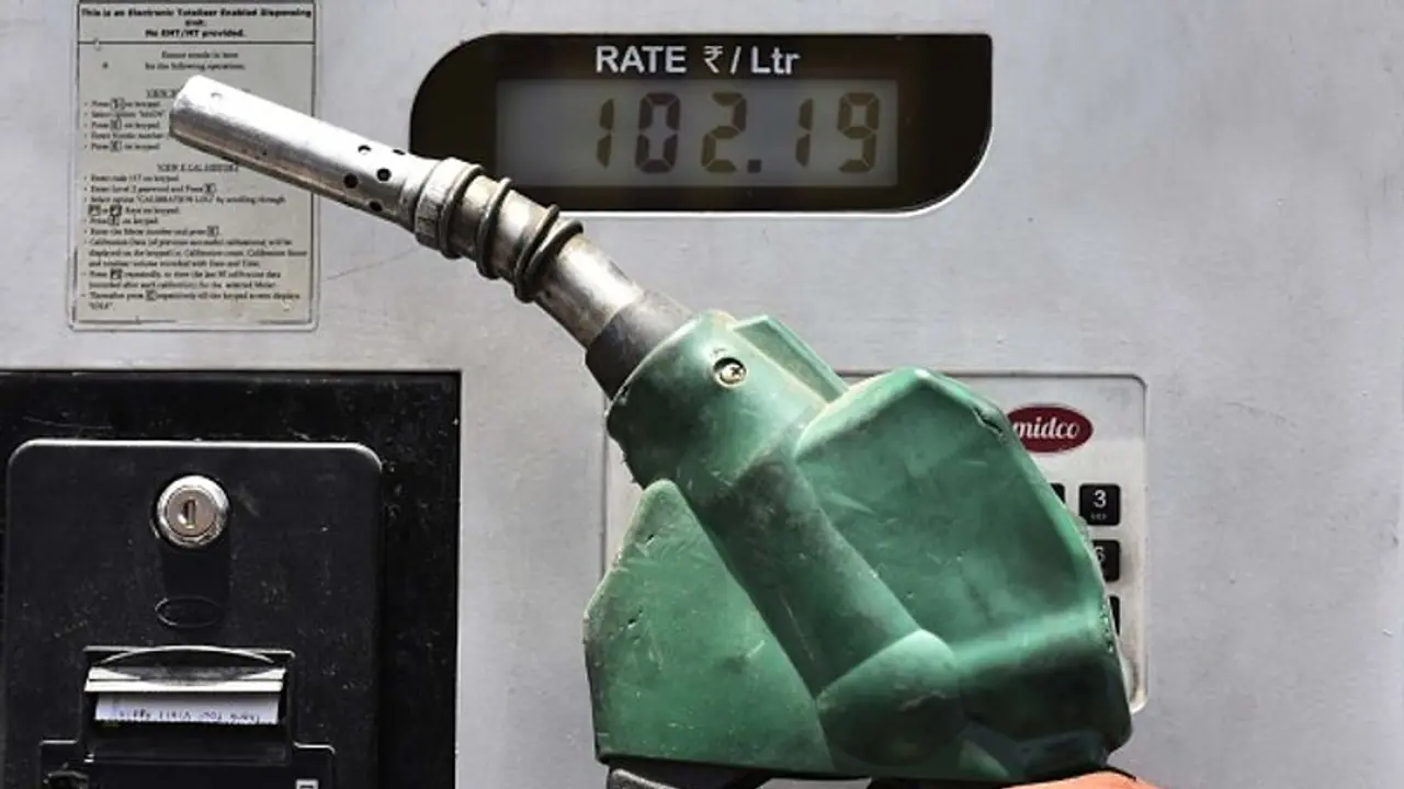 Petrol Diesel Price Today, 13 Feb 2022 : क्रूड ऑयल के दामों में भारी इजाफा, स्थिरता के बाद 100 वें दिन के रेट