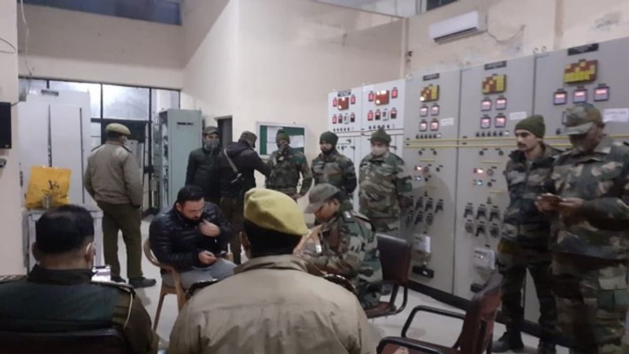 Jammu Kashmir में प्राइवेटाइजेशन के खिलाफ बिजलीकर्मियों का हड़ताल खत्म, सेना ने संभाल लिया था मोर्चा Jammu Kashmir में प्राइवेटाइजेशन के खिलाफ बिजलीकर्मियों का हड़ताल खत्म, सेना ने संभाल लिया था मोर्चा
