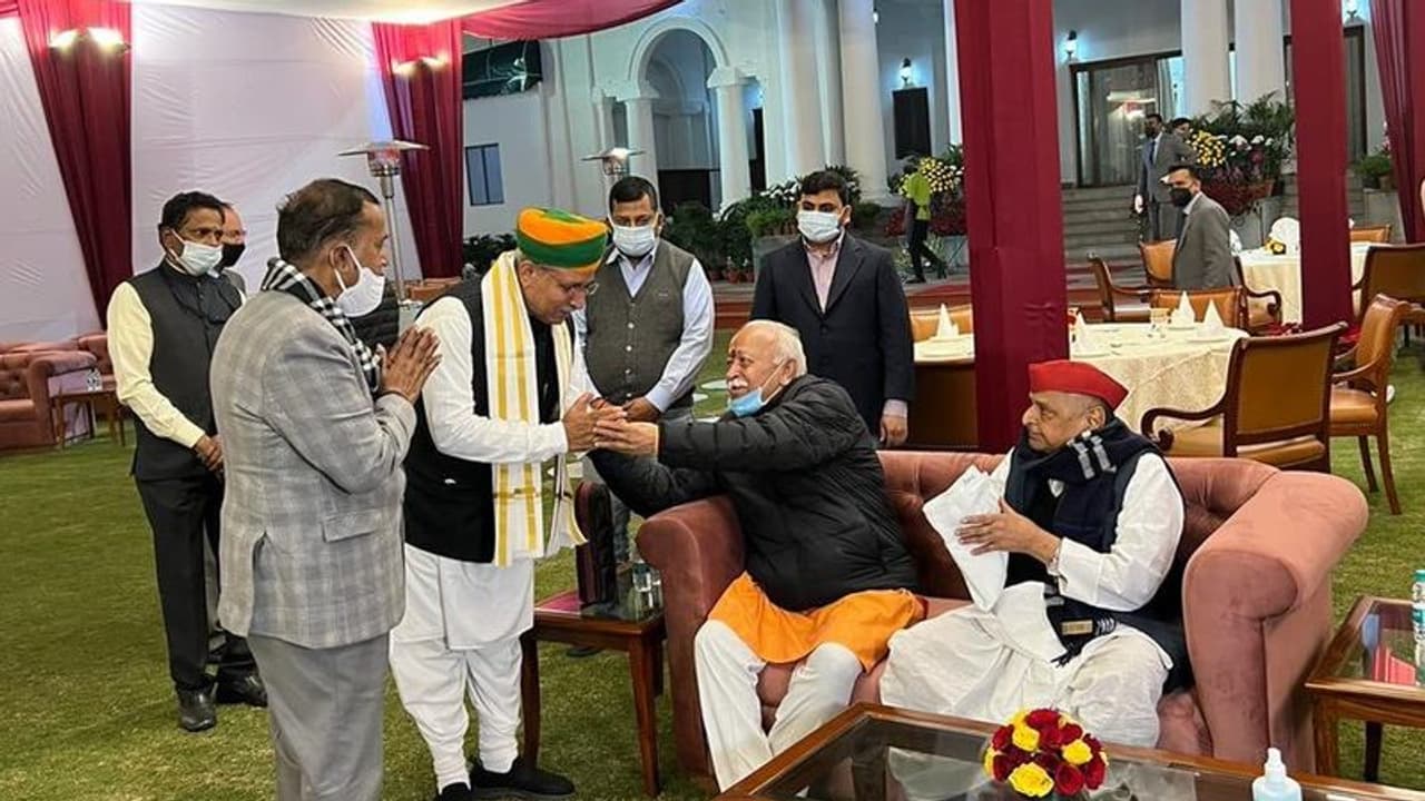 RSS प्रमुख Mohan Bhagwat से मुलायम सिंह की हुई मुलाकात, कांग्रेस ने लगाया यह आरोप RSS प्रमुख Mohan Bhagwat से मुलायम सिंह की हुई मुलाकात, कांग्रेस ने लगाया यह आरोप