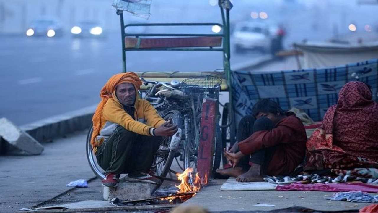 ఉత్తరభారతంలో పెరుగుతున్న చలి.. కాశ్మీర్ లో మైనస్ డిగ్రీలకు పడిపోయిన ఉష్ణోగ్రతలు.. ఉత్తరభారతంలో పెరుగుతున్న చలి.. కాశ్మీర్ లో మైనస్ డిగ్రీలకు పడిపోయిన ఉష్ణోగ్రతలు..