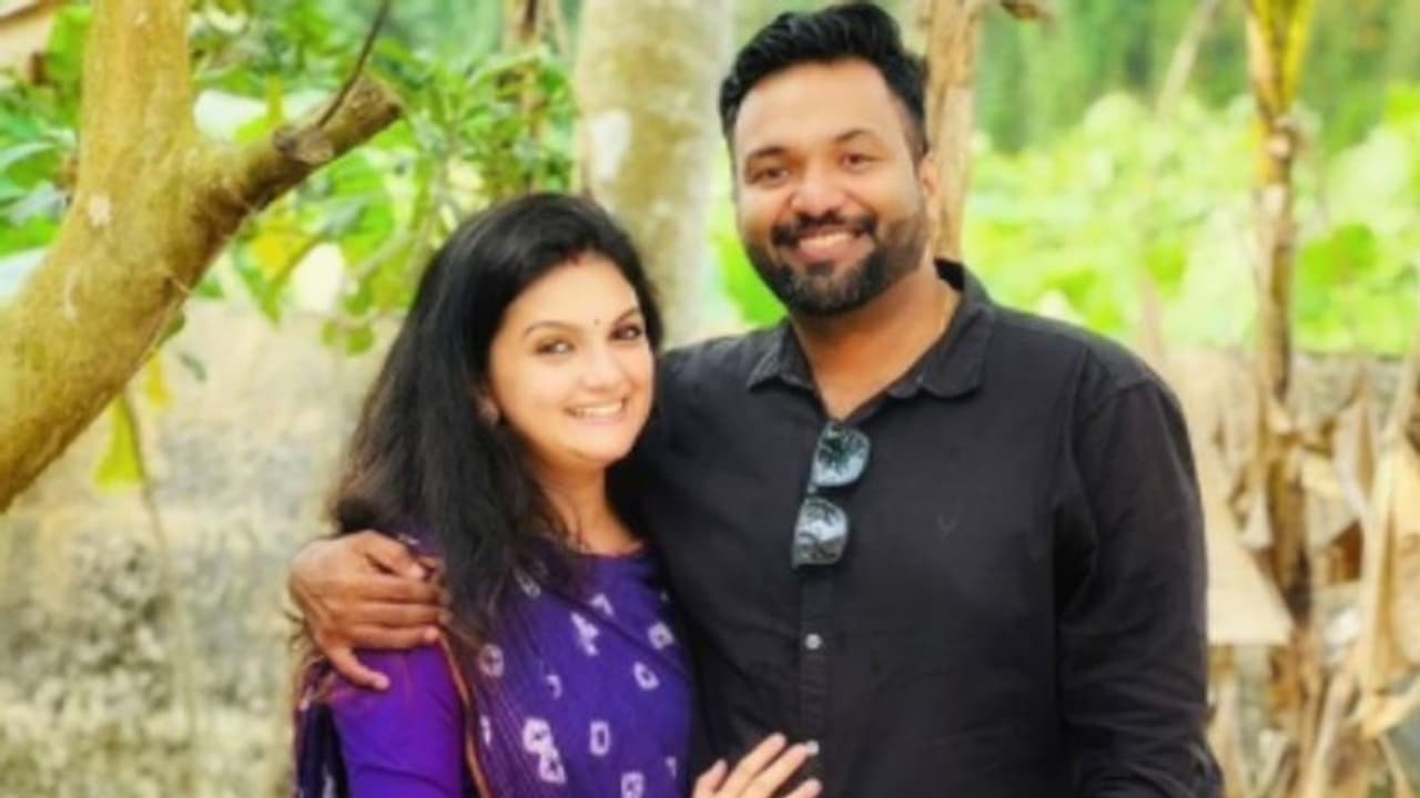 Saranya Mohan : 'നാളെ കഥ ഇറങ്ങും.. ഞാൻ പ്രെഗ്നന്റ് ആണെന്ന്', ശരണ്യ മോഹന്റെ കുറിപ്പ് ചര്‍ച്ചയാകുന്നു