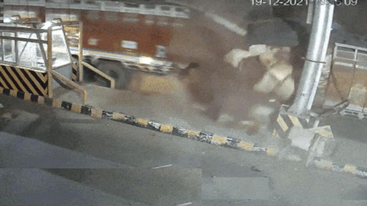 स्पीड पर ना रख सका काबू, सिर्फ 2 सेकेंड में ट्रक के परखच्चे उड़े, ड्राइवर की मौत, टोल पर खड़े ट्रक से जा टकराया