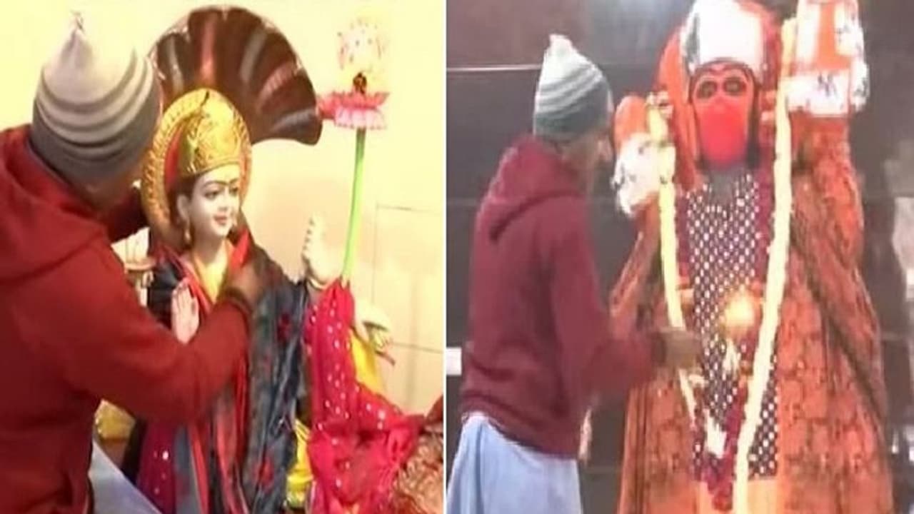 దేవతలు చలికి ఒణుకుతున్నారంటూ... విగ్రహాలకు శాలువాలు కప్పుతున్న పూజారి..