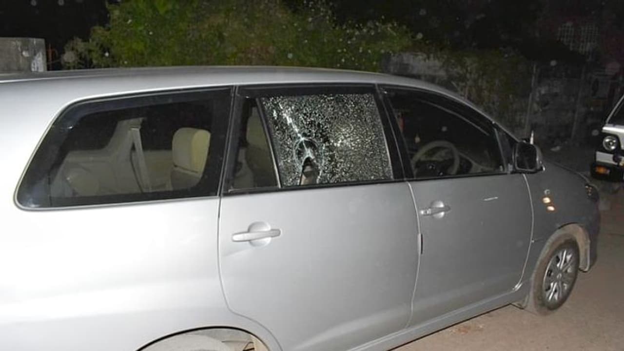 அதிமுக அலுவலகத்தில் அடிதடி.. மண்டை உடைப்பு.. 13 பேர் மீது வழக்கு.. ரணகளமான உள்கட்சி தேர்தல்.. அதிமுக அலுவலகத்தில் அடிதடி.. மண்டை உடைப்பு.. 13 பேர் மீது வழக்கு.. ரணகளமான உள்கட்சி தேர்தல்..