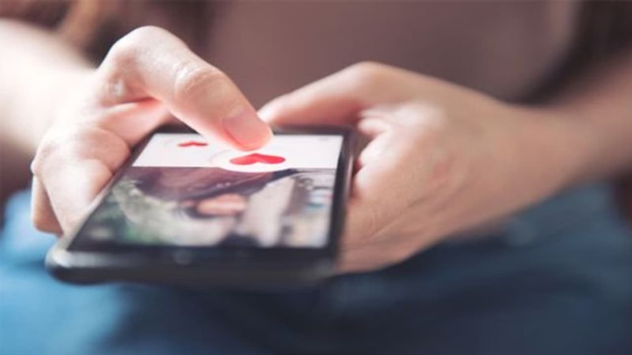 Online Dating : ചാറ്റിലൂടെ പ്രണയം!; ചതിക്കപ്പെടാതിരിക്കാൻ ഇക്കാര്യങ്ങള് ആദ്യമേ ശ്രദ്ധിക്കുക... Online Dating : ചാറ്റിലൂടെ പ്രണയം!; ചതിക്കപ്പെടാതിരിക്കാൻ ഇക്കാര്യങ്ങള് ആദ്യമേ ശ്രദ്ധിക്കുക...