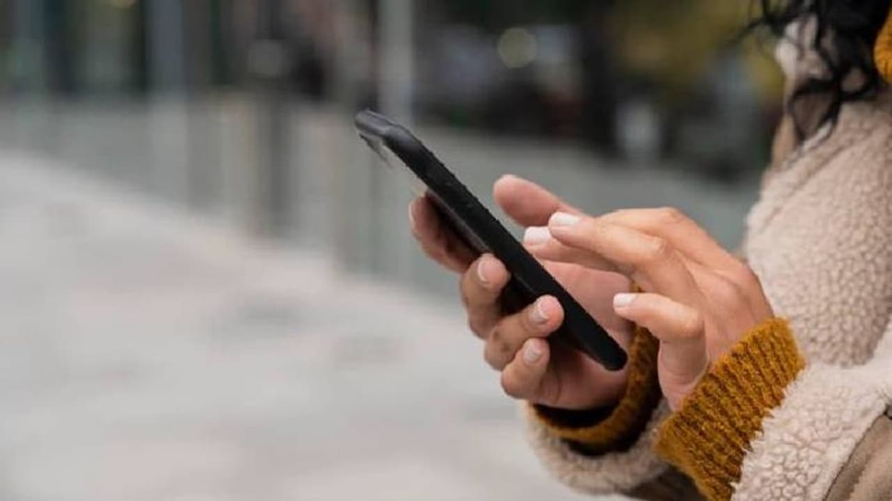 Woman called 999 : കാമുകന്‍ ആവശ്യത്തിന് ഉമ്മ തരുന്നില്ല, എമര്‍ജന്‍സി നമ്പറില്‍ വിളിച്ച് യുവതിയുടെ പരാതി