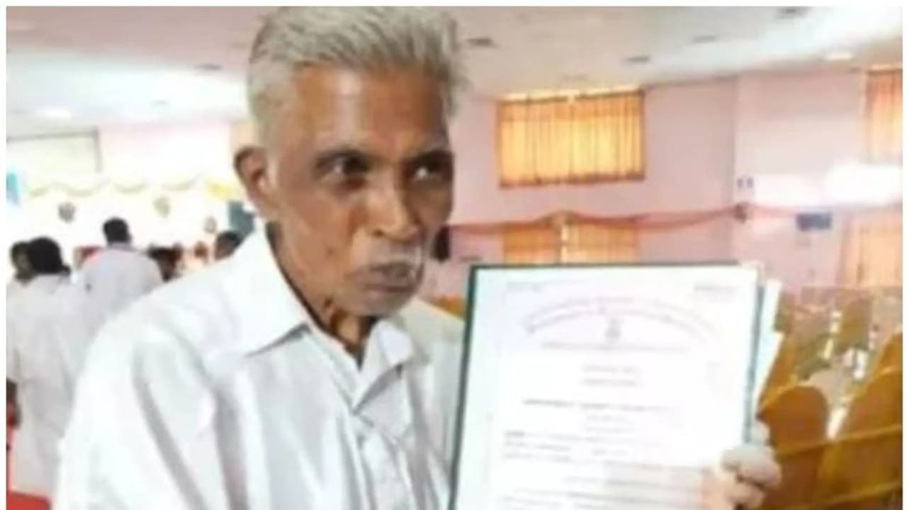 Retired Headmaster Gets Doctorate : പഠിക്കാൻ പ്രായമൊരു തടസ്സമല്ല; 73ാം വയസ്സിൽ ഡോക്ടറേറ്റ് നേടി അധ്യാപകൻ